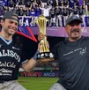 Mateo Gil y Benjamín Gil levantando un trofeo con Charros de Jalisco