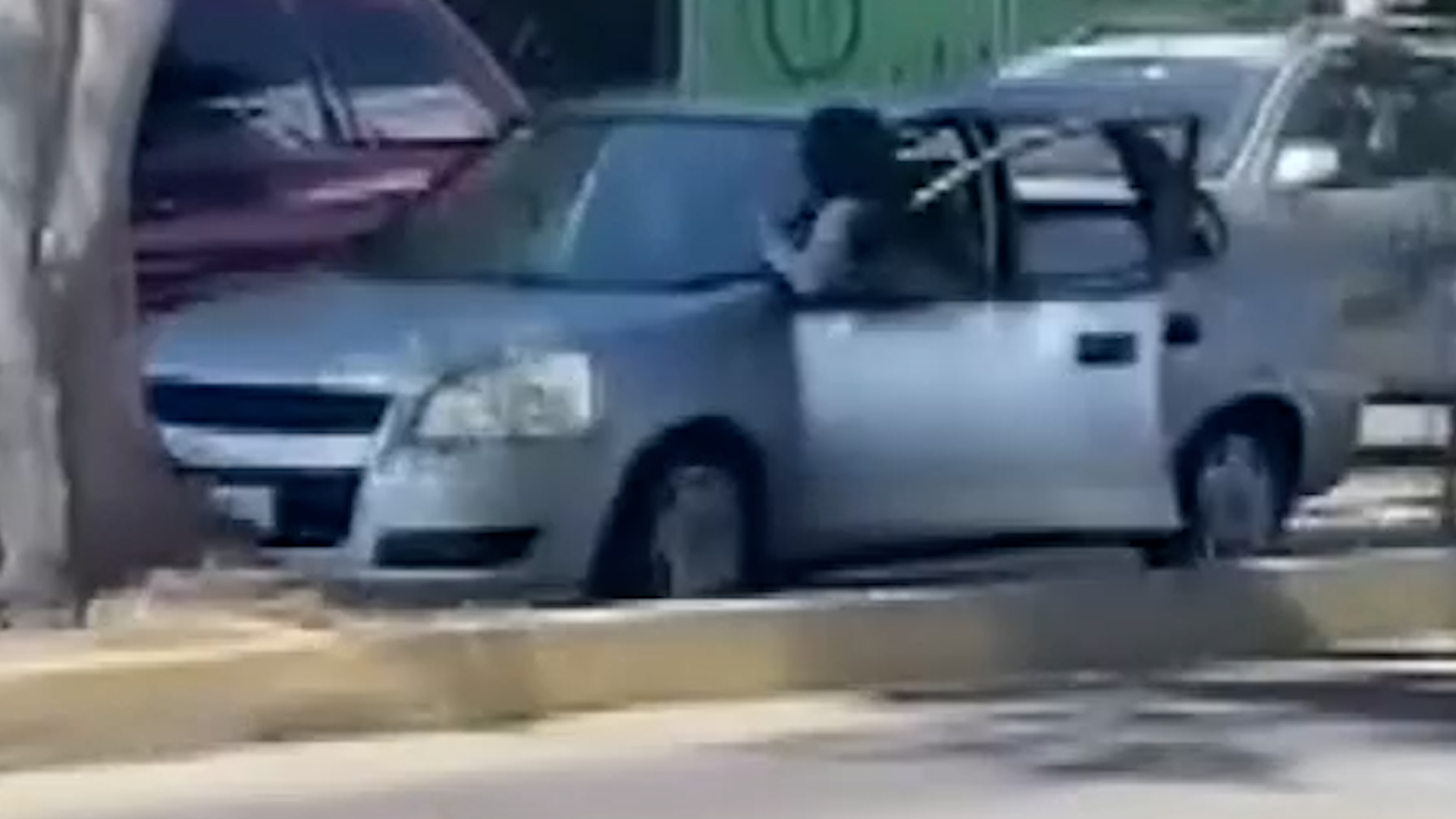 El delincuente, identificado como Mario N, avanzó varios metros con ella. La policía municipal logró su captura tras el operativo.