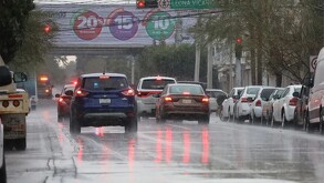 Lluvia en calles de Torreón, Coahuila por frente frío número 30-