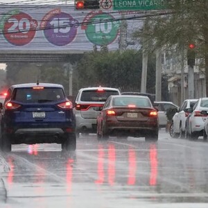 Lluvia en calles de Torreón, Coahuila por frente frío número 30-