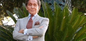 Valentino Garavani, diseñador italiano, murió a los 93 años, utilizando un traje gris.