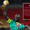 Sadio Mané levantando el campeonato de la Copa Africana de Naciones.
