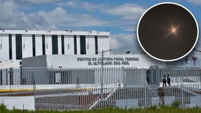 Vecinos grabando el sobrevuelo de un helicóptero en el penal del Altiplano, en Toluca.