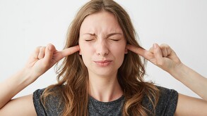 Mujer con problemas de audición.