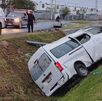 Transporte de personal volcado en Salinas Victoria.