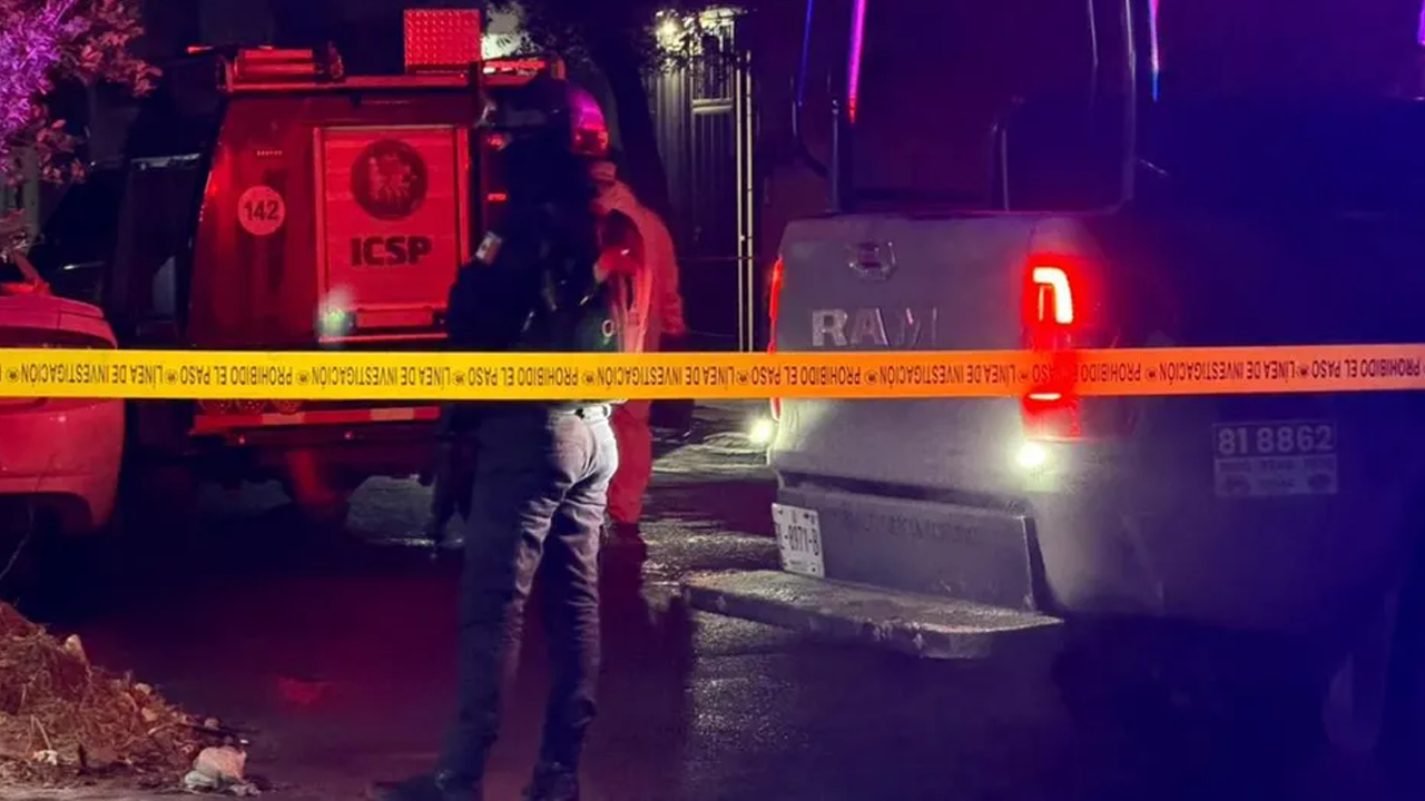 Un hombre y una mujer fueron asesinados a balazos dentro de una vivienda en la colonia Villa Azul, en el municipio de García.