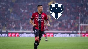 Cuatro hombres posan en una mesa de prensa del Atlas FC; dos jugadores visten la camiseta rojinegra y otros dos directivos usan chamarras del club.