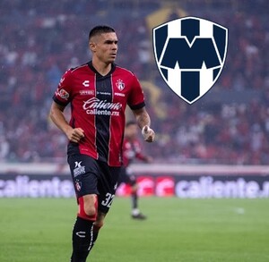 Cuatro hombres posan en una mesa de prensa del Atlas FC; dos jugadores visten la camiseta rojinegra y otros dos directivos usan chamarras del club.