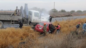Automóvil y grúa involucrados en un accidente en carretera Gómez Palacio-Jiménez que dejó dos muertos y una lesionada.