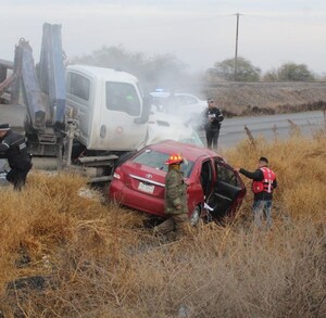 Automóvil y grúa involucrados en un accidente en carretera Gómez Palacio-Jiménez que dejó dos muertos y una lesionada.