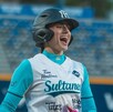 Baylee Klynger portando la camiseta y casco de Sultanes Femenil.