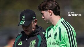 Brian Gutiérrez y Javier Aguirre en la concentración de la Selección Mexicana.