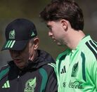 Brian Gutiérrez y Javier Aguirre en la concentración de la Selección Mexicana.