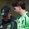 Brian Gutiérrez y Javier Aguirre en la concentración de la Selección Mexicana.