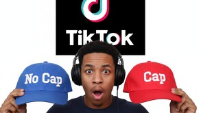 Un joven sosteniendo dos gorras con las leyendas escritas Cap y No Cap