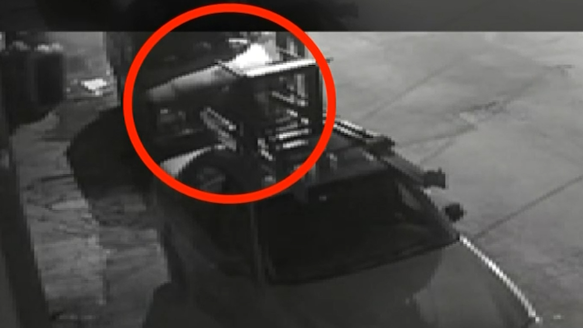 Un video captó el momento en que un sujeto sustrae una camioneta Nissan roja con camper blanco la madrugada del lunes.