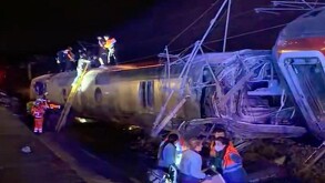 Personal de emergencia trabajando después de un accidente de tren en Adamuz, sur de España