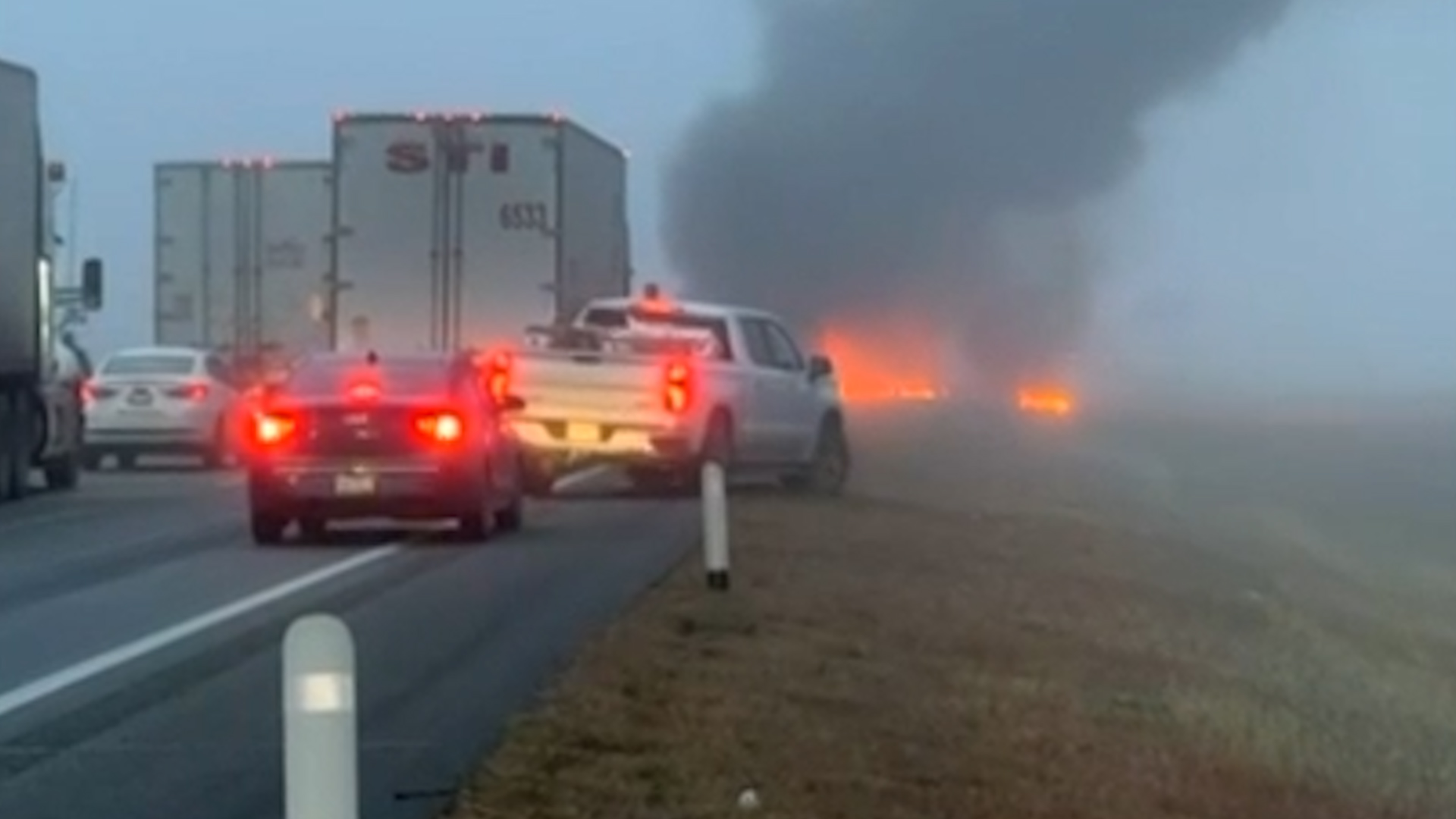 Un incendio de grandes proporciones se registró en el kilómetro 88 de la carretera Libre Monterrey-Laredo, en Sabinas Hidalgo.