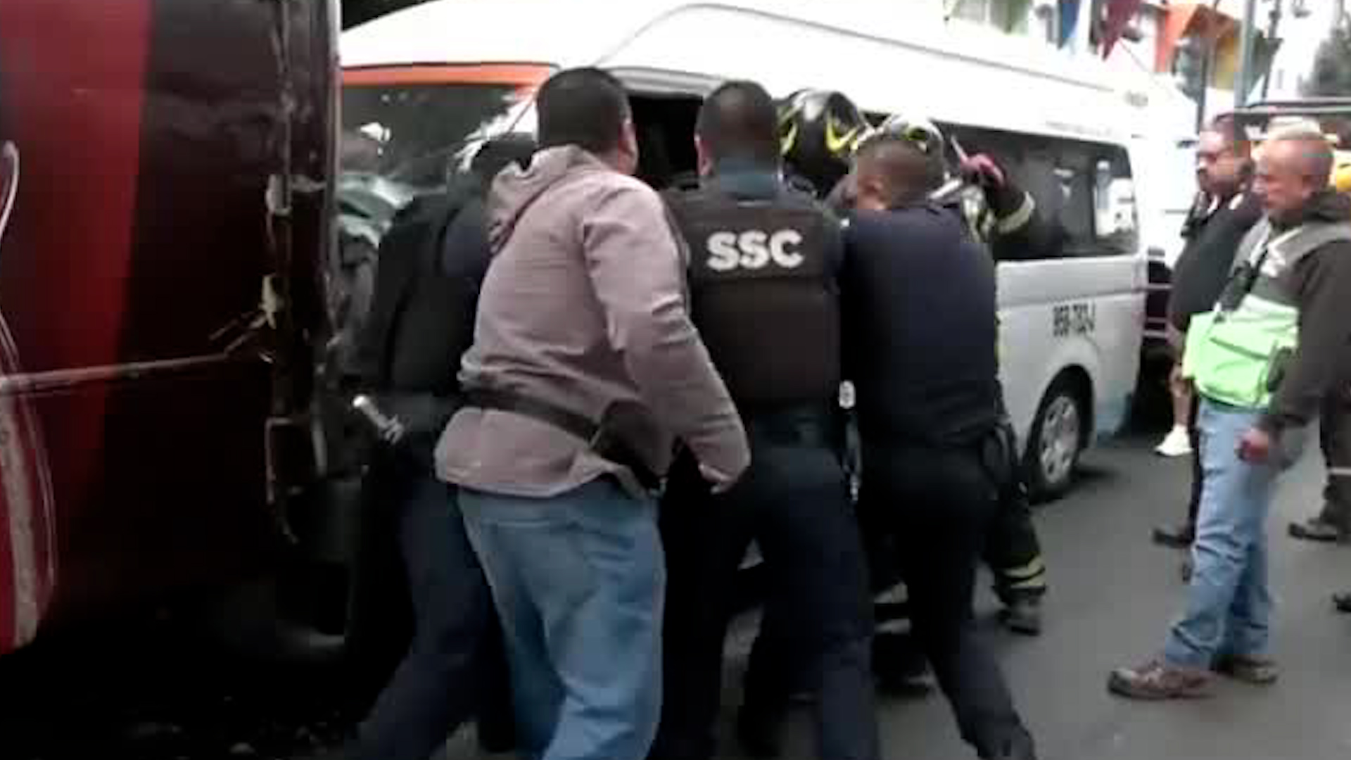 Personal de emergencia auxilió a la víctima que quedó prensada en su vehículo.