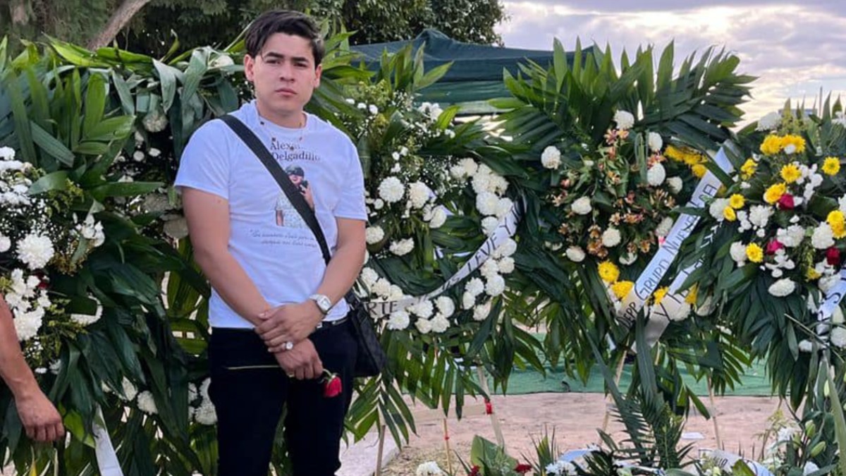 Funeral de Alexander Delgadillo en donde aparece Chris Hernán en la imagen con flores.