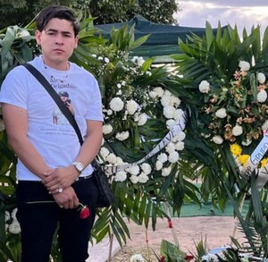 Funeral de Alexander Delgadillo en donde aparece Chris Hernán en la imagen con flores.