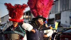 un hombre vestido de huehue en el carnaval de puebla