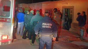Policías interviniendo en el intento de suicidio de una mujer en San Pedro, Coahuila.