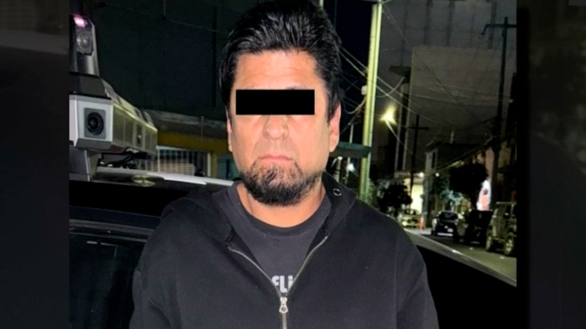 Gracias al monitoreo, la policía logró detenerlo en el cruce de Aramberri y Emilio Carranza para que responda por los daños.