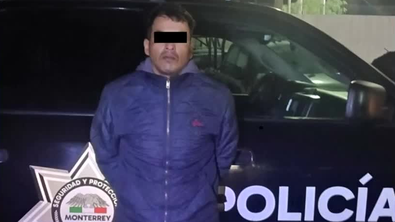 Elementos de la Policía de Monterrey detuvieron a un hombre en la colonia Moderna tras circular en una motocicleta con reporte de robo.