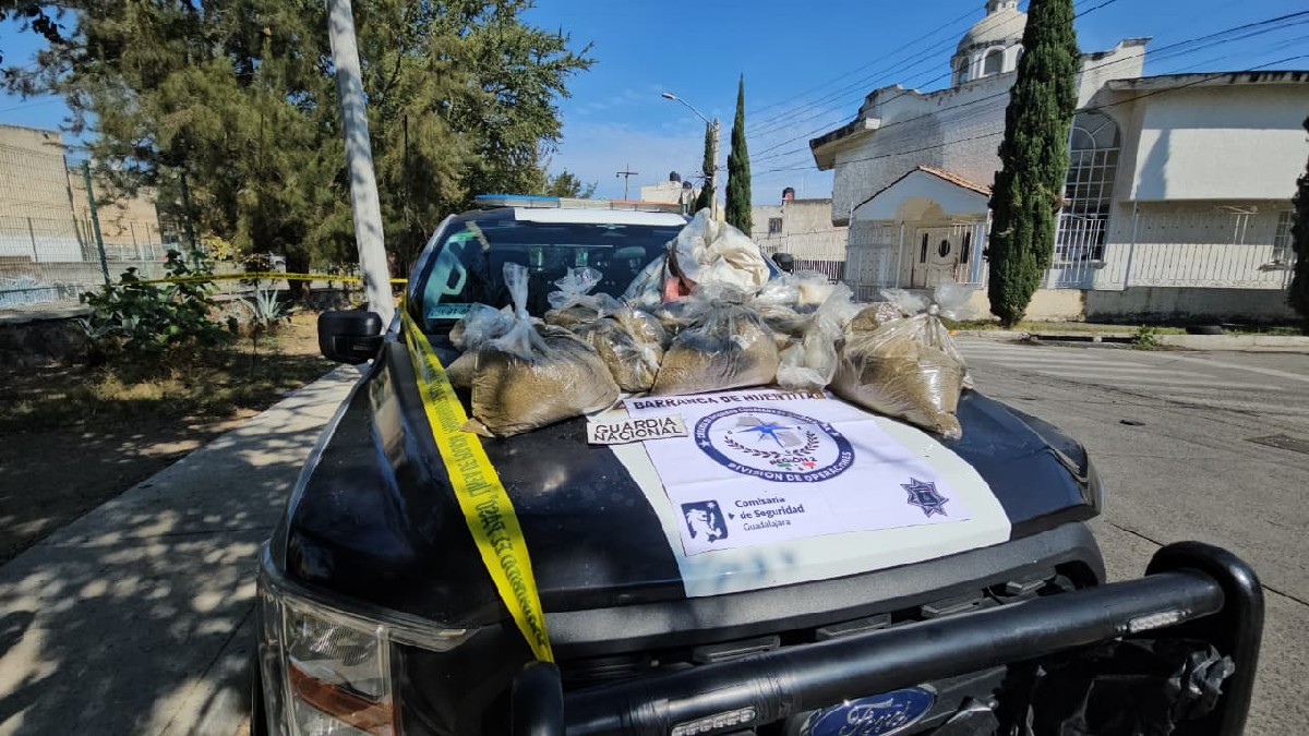 Sobre el cofre de una patrulla de Guadalajara se exhiben bolsas con presunta droga incautada en la Barranca de Huentitán por la Guardia Nacional.