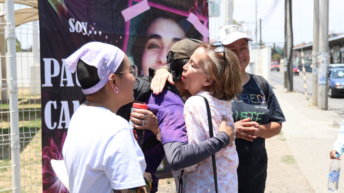 la madre de paulina camargo abraza a una persona durante una manifestación por la desaparición de su hija