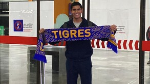 Francisco Reyes llegando al Aeropuerto Internacional de Monterrey.