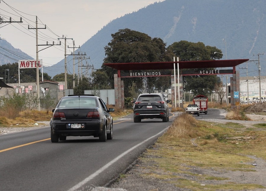 Vehiculos transitando cerca de la salida del municipio de Acajete, en Puebla.