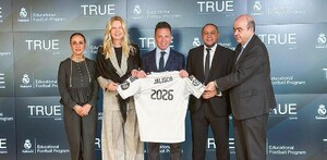 Pablo Lemus y directivos muestran una camiseta del Real Madrid con el nombre 