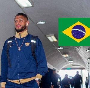 José Caicedo  ingresando al Estadio Universitario de CDMX con Pumas.