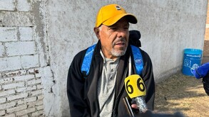 José Negrete avanza paso a paso junto a su familia rumbo al Santuario de la Virgen de San Juan de los Lagos.