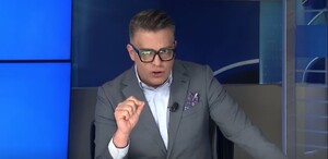 Ángel Carrillo vestido con saco gris