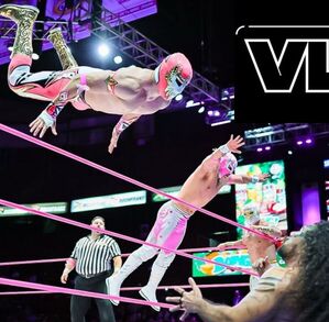 Máscara Dorada y Neón volando en el 92 Aniversario del CMLL.