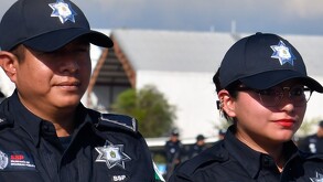 Fotografía de un hombre y una mujer policías de la SSP en Veracruz.