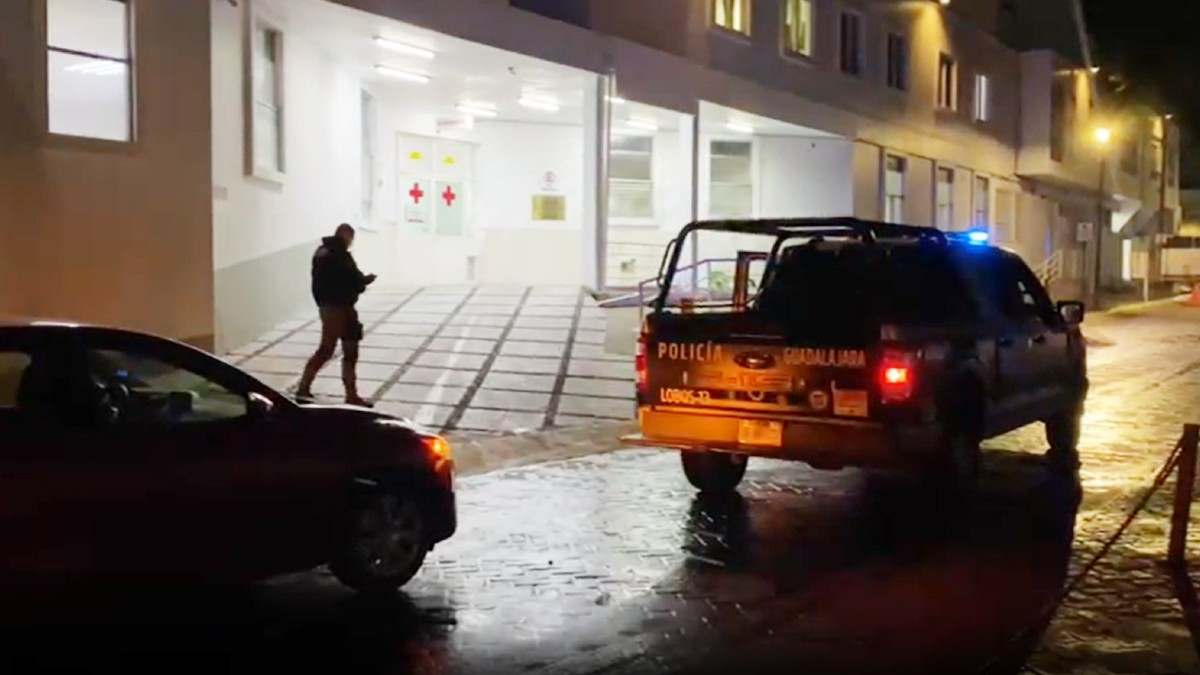 Policías de Guadalajara escoltan a una familia y salvan a menor con problemas para respirar.