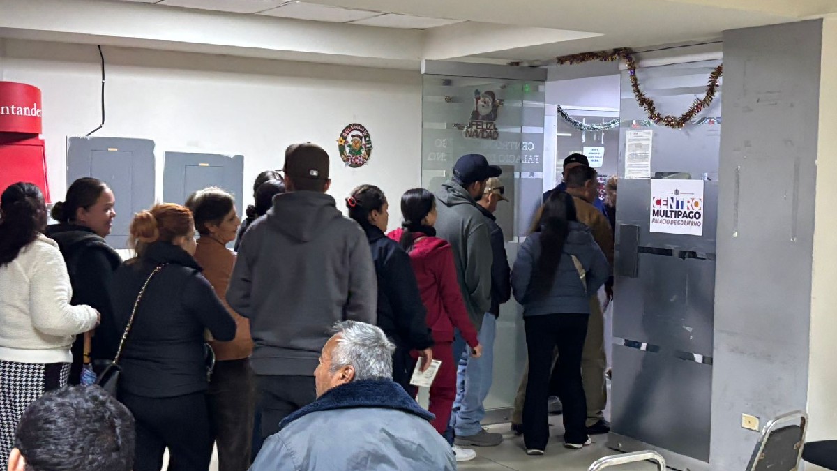 Larga fila de interesados en tramitar  la CURP biométrica