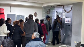 Larga fila de interesados en tramitar  la CURP biométrica