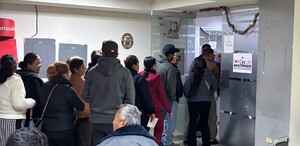 Larga fila de interesados en tramitar  la CURP biométrica