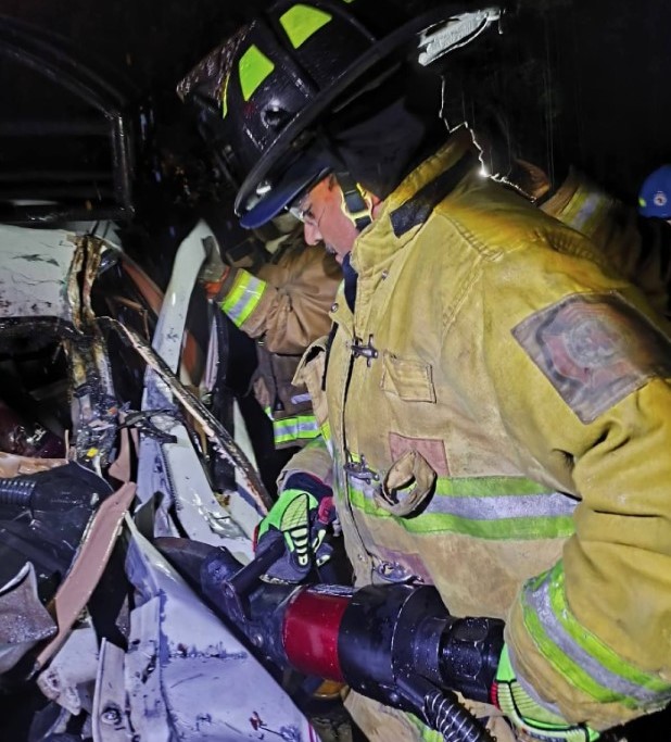 Bomberos de Michoacán realizando maniobras de rescate sobre una camioneta blanca impactada tras choque con herramientas hidráulicas