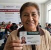 Persona tramitando credencial del servicio universal de salud