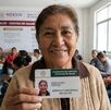 Persona tramitando credencial del servicio universal de salud