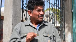 Hombre de edad adulta habla sobre el caso de Lidya Valdivia, joven desaparecida en Puebla.