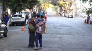 Personas salen de sus casas durante reporte de sismo en México