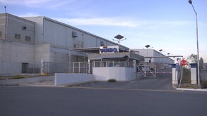 Se observa una empresa color gris con azul y con un letrero que dice Vuteq.