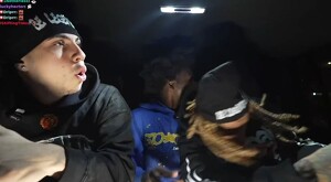 Streamer Konvy al lado de dos de sus acompañantes dentro de una camioneta volteando a ver hacia un costado y uno de ellos cayendo al lado izquierdo